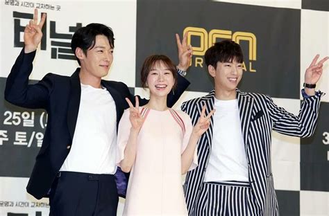 Watch Tunnel (2017) Episode 1 English Subbed on Myasiantv.